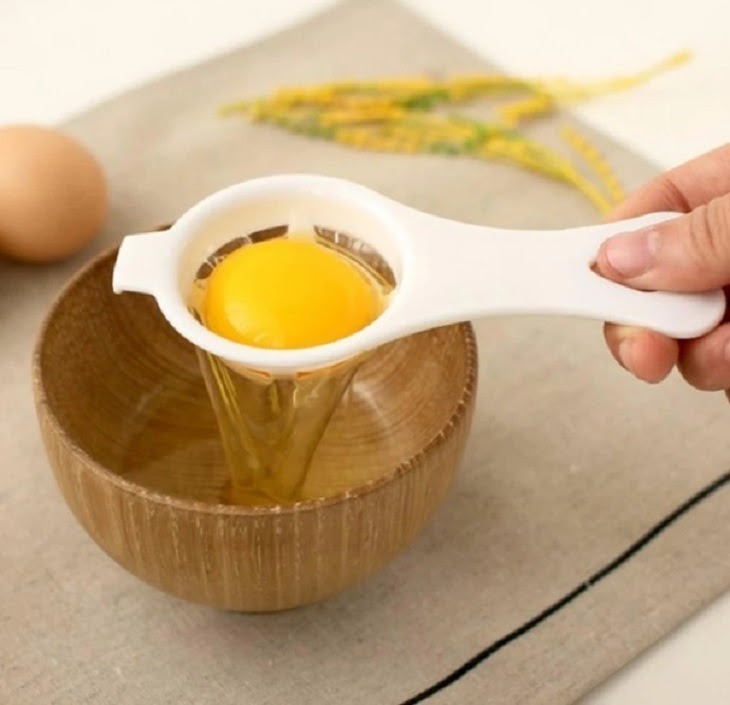Sử dụng lòng trắng trứng thường xuyên giúp làm mờ vết rạn trên da