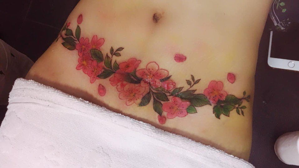 Tattoo hoa che sẹo ở bụng tuyệt đẹp cho nữ