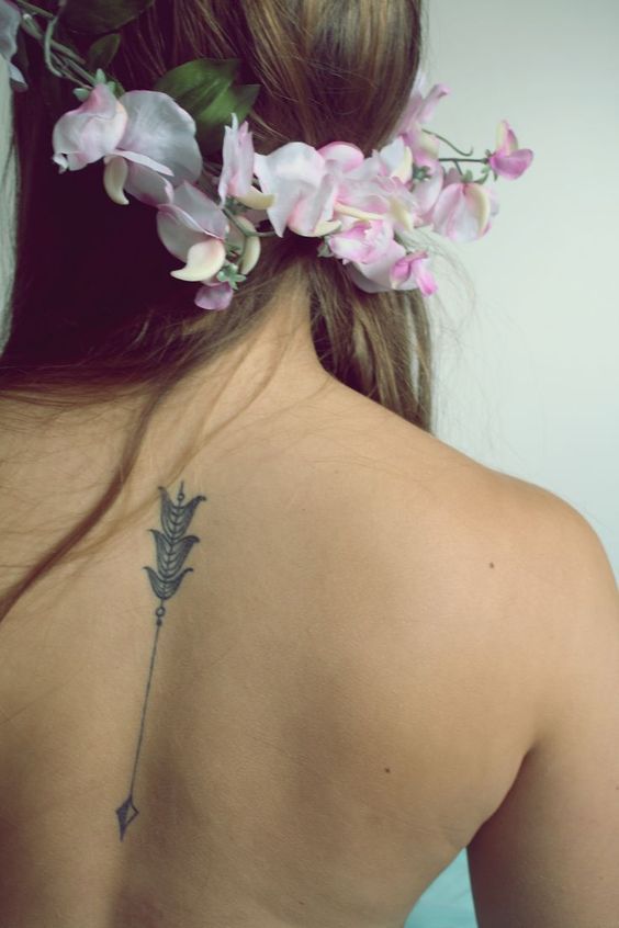 Tattoo mũi tên dọc sống lưng nữ