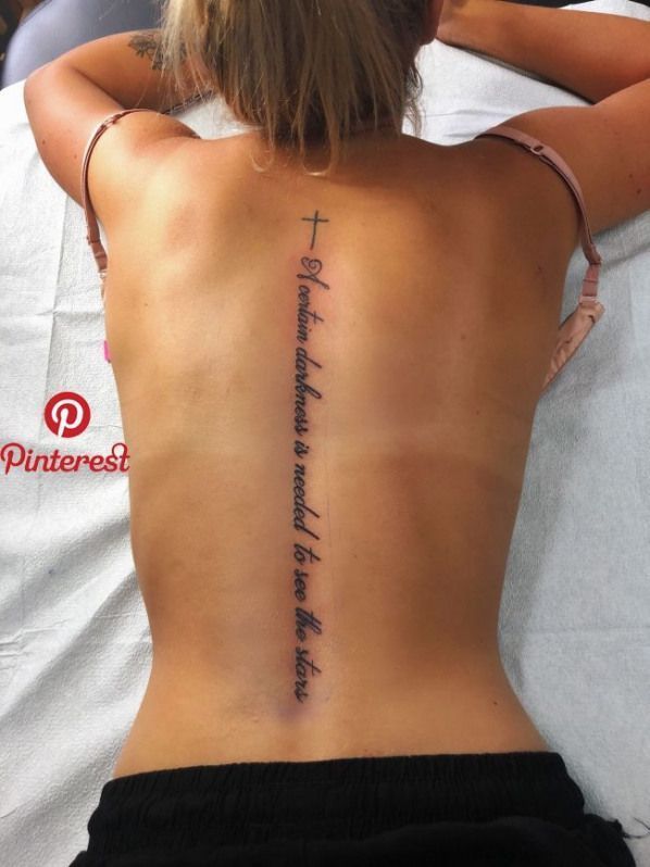 Tattoo xăm chữ dọc sống lưng nữ đẹp ý nghĩa