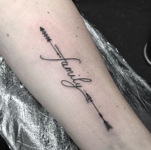 Tattoo xăm chữ family nhỏ ở tay