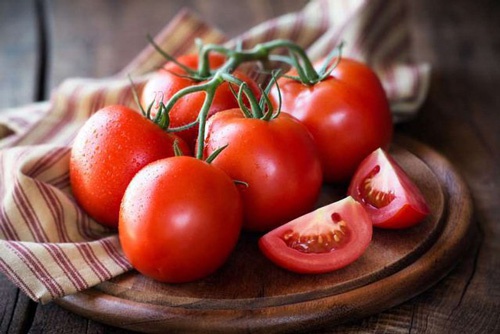 cà chua chữa thâm mông hiệu quả