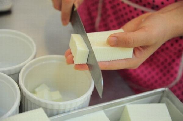 Cách nấu chè khúc bạch phô mai bằng sữa tươi, whipping cream