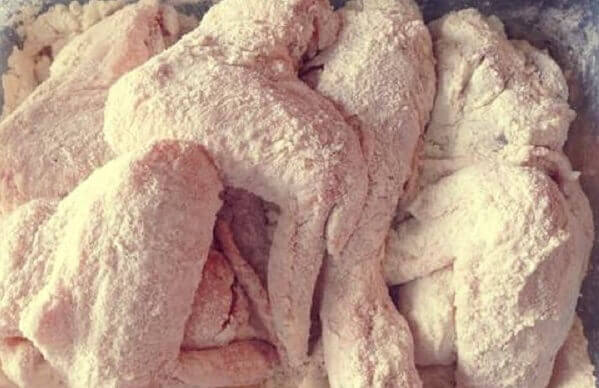 Lắc để cho bột bám đều vào các miếng gà.