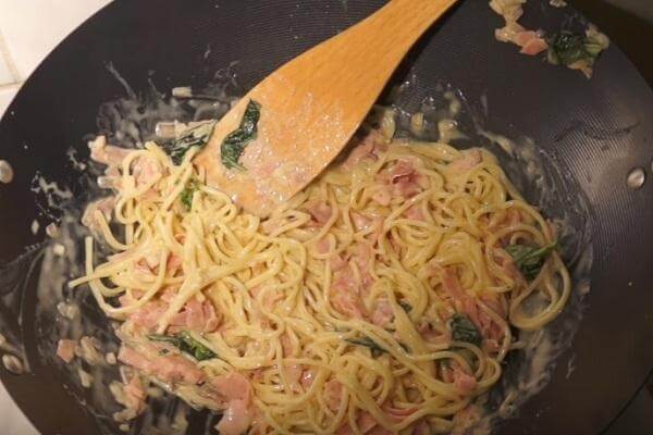 Mỳ đã sẵn sàng cho cách làm Mỳ Ý (Spaghetti) sốt kem hải sản