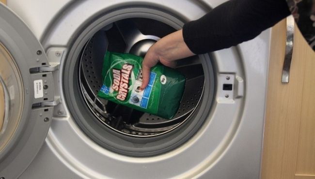 Vệ sinh máy giặt bằng bột tẩy, dung dịch vệ sinh chuyên dụng 