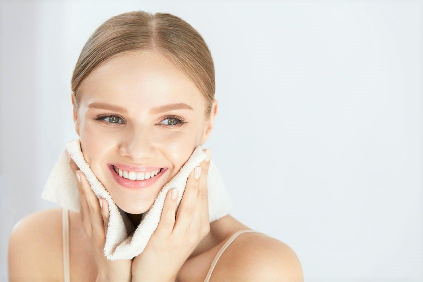 Thường xuyên rửa mặt sạch sẽ giúp ngăn ngừa các vi khuẩn gây mụn