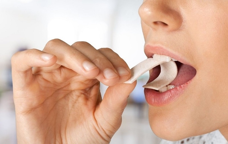 Nhai kẹo cao su có thể chữa ù tai hiệu quả