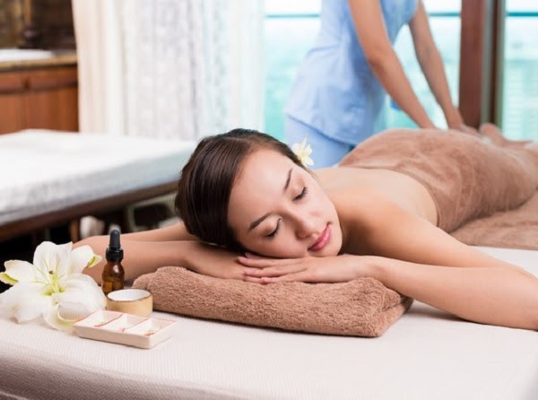 Mẫu tranh hình ảnh cô gái massage thường được chọn để dán tường trong spa