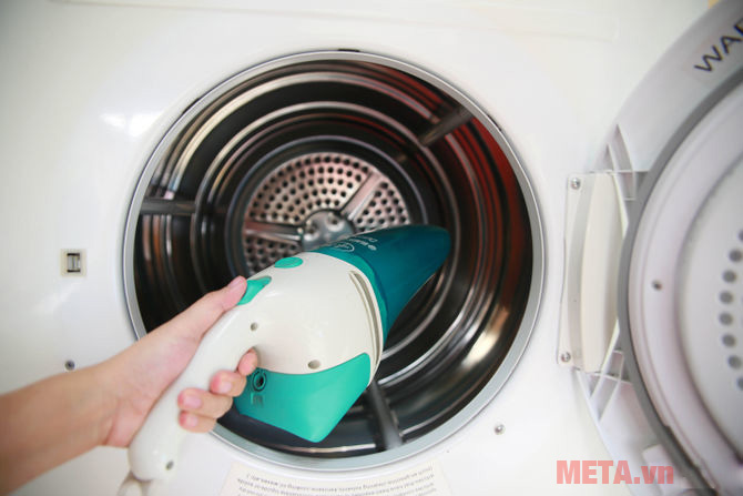 Sử dụng máy hút bụi cầm tay để vệ sinh lồng máy giặt