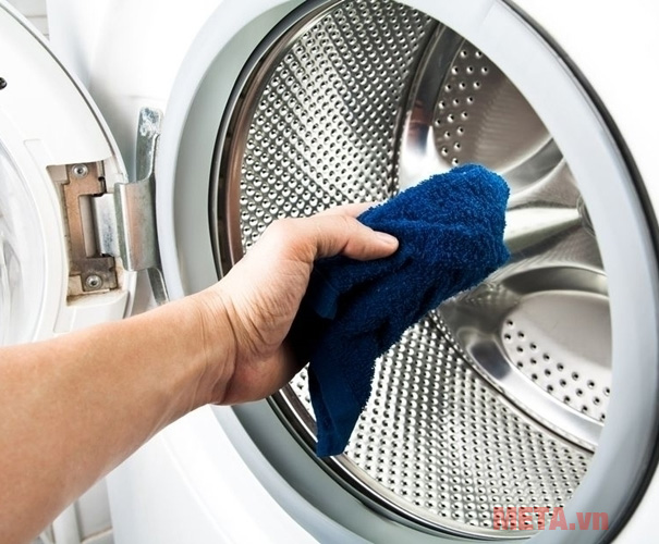Dùng khăn lau lồng máy giặt
